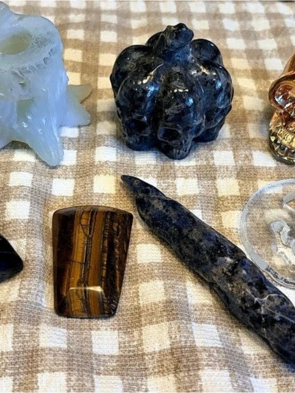 7 Halloween crystals